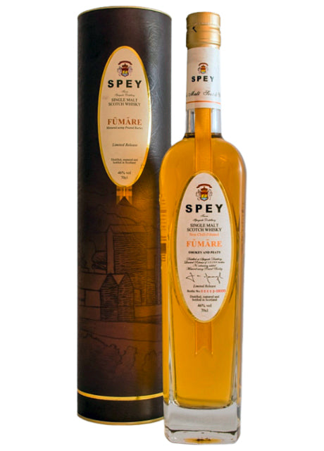 Eine Flasche Spey Fumare Whisky neben ihrer Verpackung.