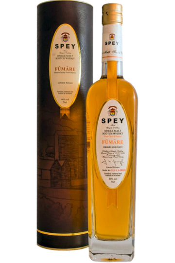Eine Flasche Spey Fumare Single Malt Scotch Whisky neben einer passenden Geschenkverpackung.