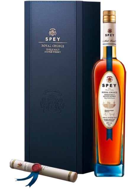 Eine Flasche Spey Royal Choice Whisky neben einer dunkelblauen Geschenkbox und einer gerollten Urkunde.