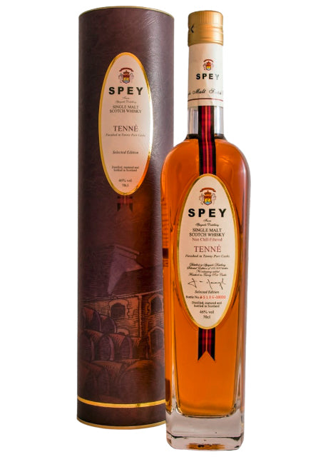 Eine Flasche Spey Tenne Single Malt Whisky neben einer Verpackungsröhre.