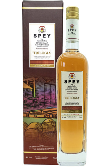 Eine Flasche Spey Trilogia Single Malt Scotch Whisky neben der dazugehörigen Verpackung.