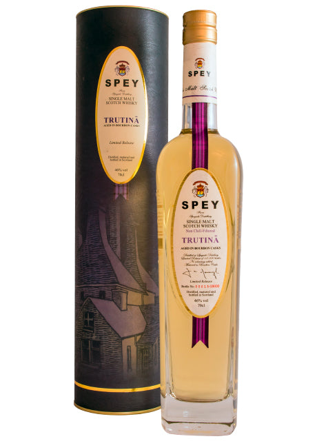 Flasche Spey Trutina Single Malt Whisky neben einer schwarzen Verpackung.
