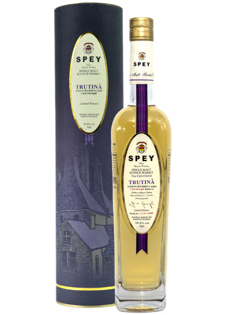 Flasche Spey Trutina Cask Strength Whisky und zylindrische Verpackung mit Label im Vordergrund.