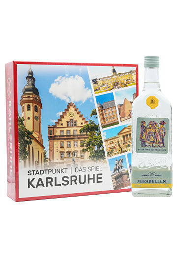 Brettspiel "Stadtpunkt Karlsruhe" und eine Flasche Mirabellengeist auf weißem Hintergrund.