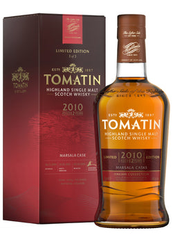 Eine Flasche Tomatin Whisky zusammen mit ihrer Verpackung, limitiert auf Marsala Cask Edition 2010, gealtert 12 Jahre.