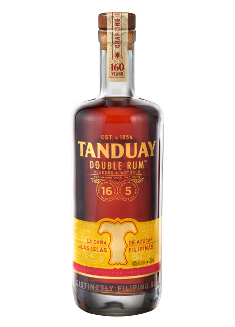 Flasche Tanduay Double Rum mit gelbem und rotem Etikett, Alkoholgehalt von 40% vol und Herkunftsangabe "Filipinas".