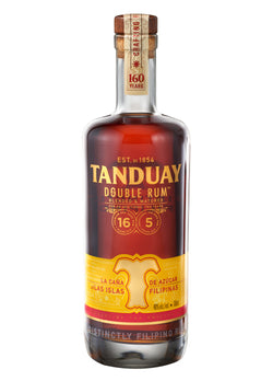Flasche Tanduay Double Rum mit gelbem und rotem Etikett, Alkoholgehalt von 40% vol und Herkunftsangabe "Filipinas".
