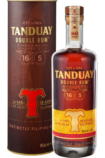 Tanduay Double Rum Flasche und Verpackung mit gelbem Etikett und rotem Logo.