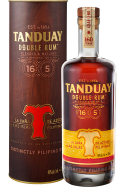 Tanduay Double Rum Flasche und Verpackung mit gelbem Etikett und rotem Logo.