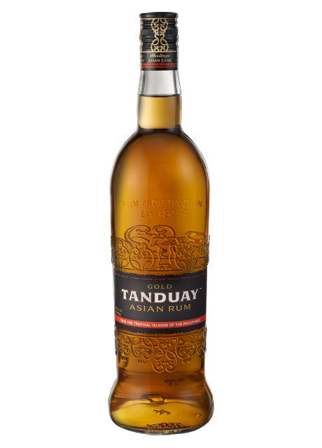 Eine Flasche Tanduay Asian Rum Gold mit detaillierter Verzierung und schwarzem Etikett.