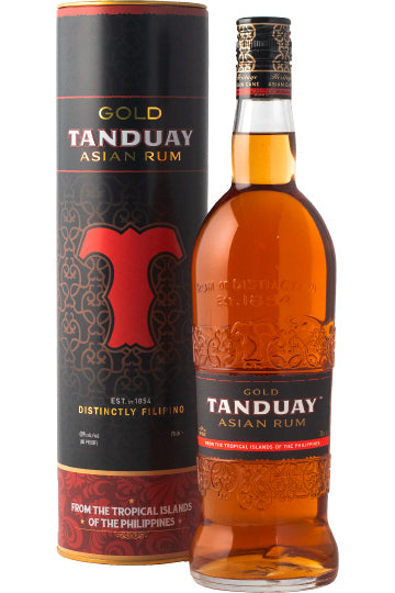 Tanduay Gold Asian Rum Flasche neben passender Verpackung.