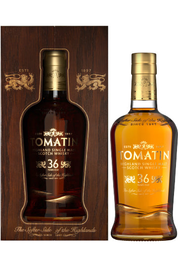 Flasche Tomatin 36 Jahre Highland Single Malt Scotch Whisky neben einer Holzkiste.