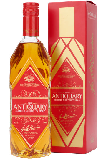 Eine Flasche Antiquary Blended Scotch Whisky neben einer passenden Verpackung.