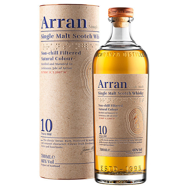 Flasche Arran 10 Jahre alter Single Malt Scotch Whisky neben passender Verpackung.