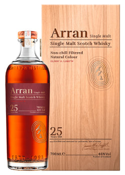 Eine Flasche Arran 25 Jahre alter Single Malt Scotch Whisky vor einer hölzernen Verpackungsbox.