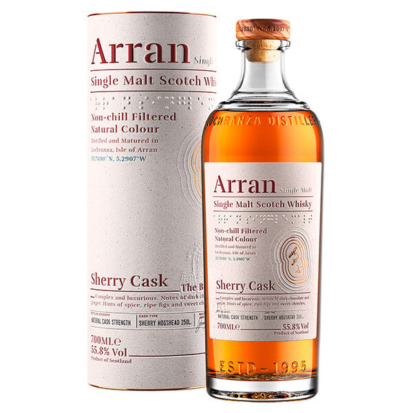 Eine Flasche Arran Single Malt Scotch Whisky neben ihrer Verpackung.