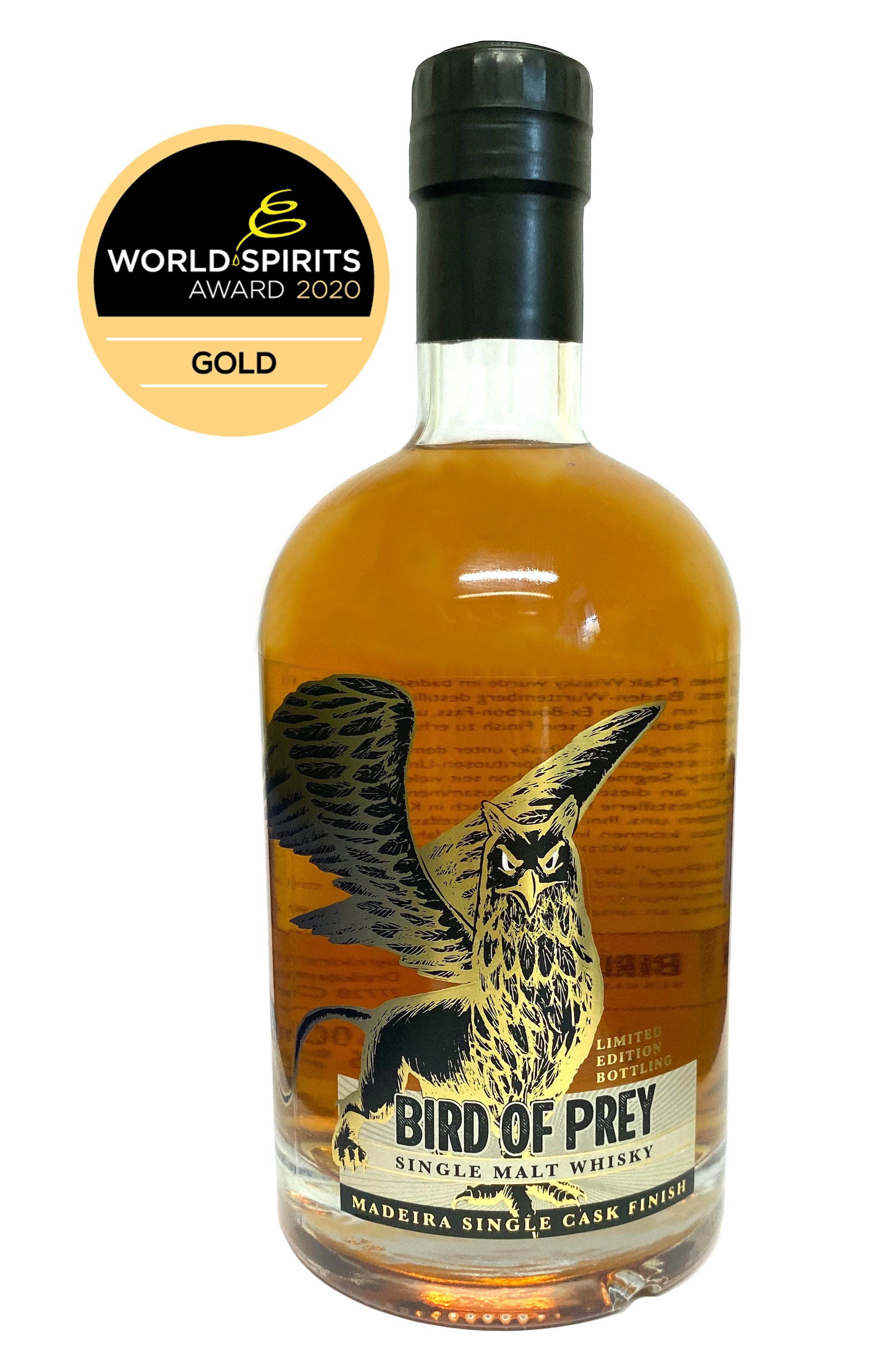Eine Flasche "Bird of Prey" Single Malt Whisky mit einer Auszeichnung für eine Goldmedaille bei den World Spirits Awards 2020.