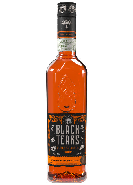 Flasche Black Tears Roble Superior Rum mit schwarzem Etikett und oranger Flüssigkeit.