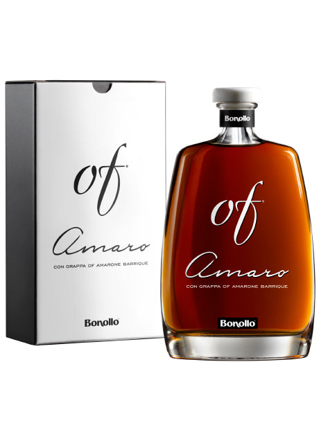 Flasche und Verpackung von Bonollo's OF Amaro mit Grappa, stilvoll gestaltet in Braun- und Weisstönen.