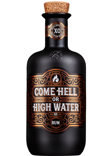 Eine schwarze Rumflasche mit Korken, verziert mit einem detailreichen Etikett. Aufschrift: "Come Hell or High Water XO Rum".