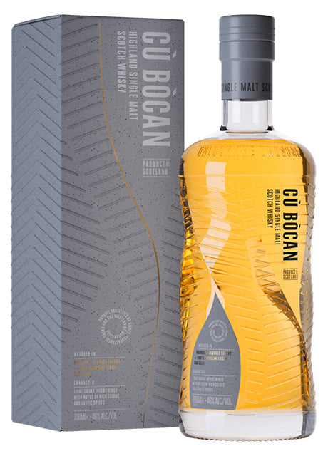 Eine Flasche Cù Bòcan Highland Single Malt Scotch Whisky neben der passenden Verpackung.