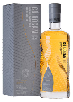 Eine Flasche Cù Bòcan Highland Single Malt Scotch Whisky neben der passenden Verpackung.
