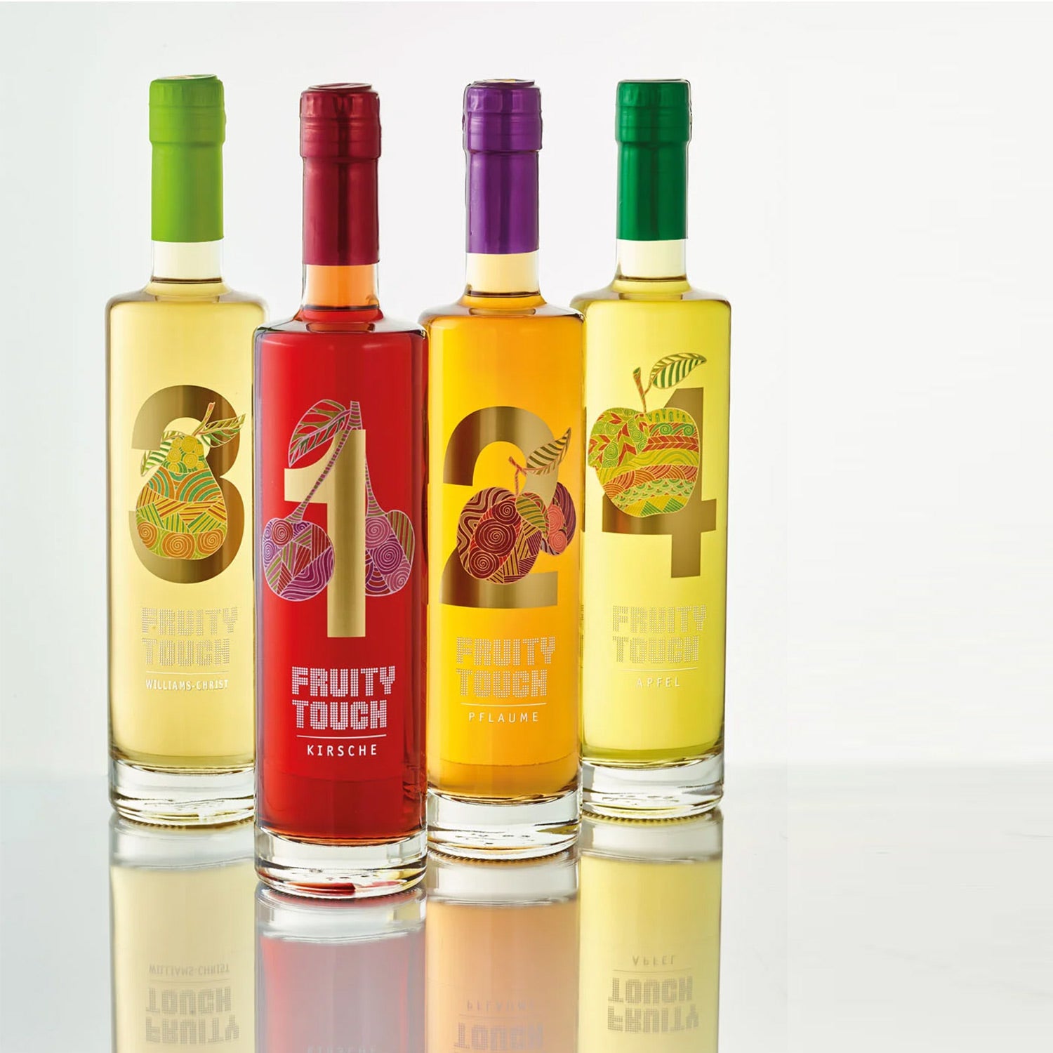 Vier bunte Likörflaschen mit der Aufschrift "Fruity Touch" und Zahlen von 1 bis 4, die verschiedene Fruchtsorten darstellen.