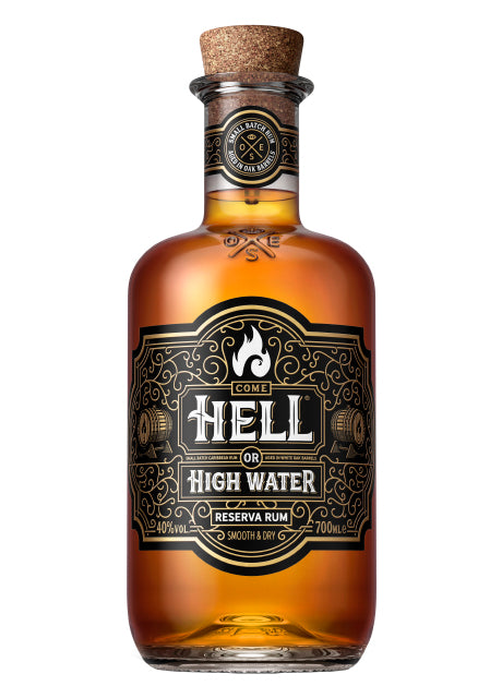 Flasche des Rums "Come Hell or High Water" mit dekorativem Etikett und Korkverschluss.