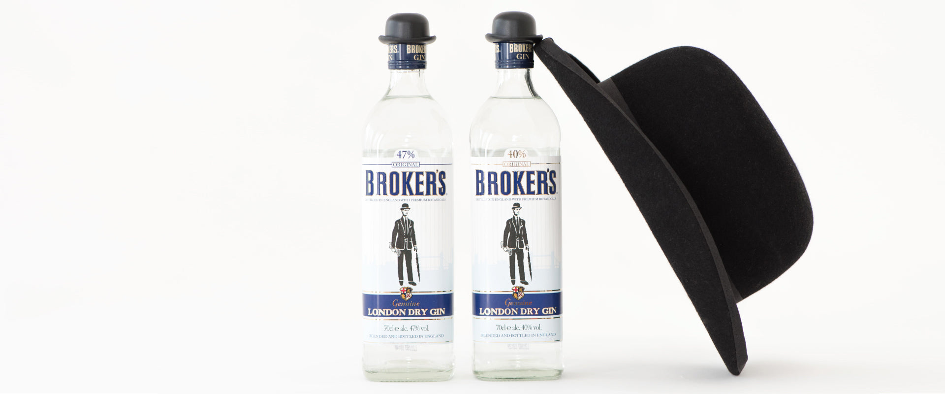 Zwei Flaschen Broker's Gin mit Melonenhut auf weißem Hintergrund.