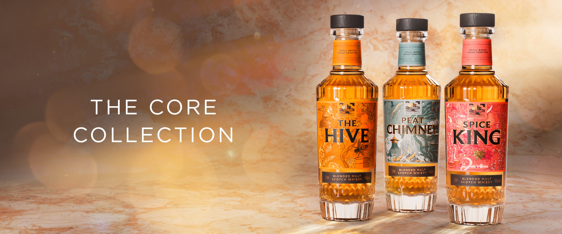 Drei Whiskyflaschen der "The Core Collection" auf einem marmorierten Hintergrund.