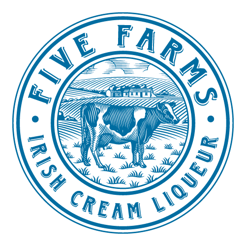Rundes Logo von Five Farms Irish Cream Liqueur mit einer Kuh und einer ländlichen Szene im Hintergrund.