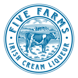 Rundes Logo von Five Farms Irish Cream Liqueur mit einer Kuh und einer ländlichen Szene im Hintergrund.