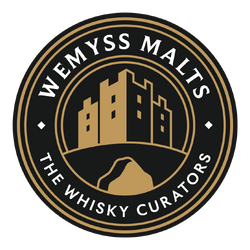 „Wemyss Malts Logo mit einer stilisierten Burg und dem Schriftzug 'The Whisky Curators'.“