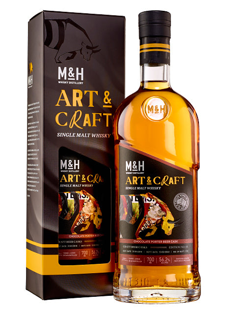 Flasche und Verpackung eines M&H Art & Craft Single Malt Whiskys mit farbenfrohem Etikett.