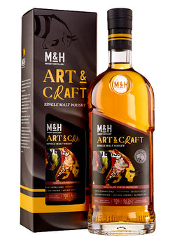 Flasche und Verpackung eines M&H Art & Craft Single Malt Whiskys mit farbenfrohem Etikett.
