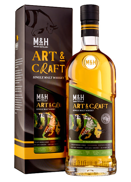 Flasche M&H Art & Craft Single Malt Whisky neben passender Verpackung.
