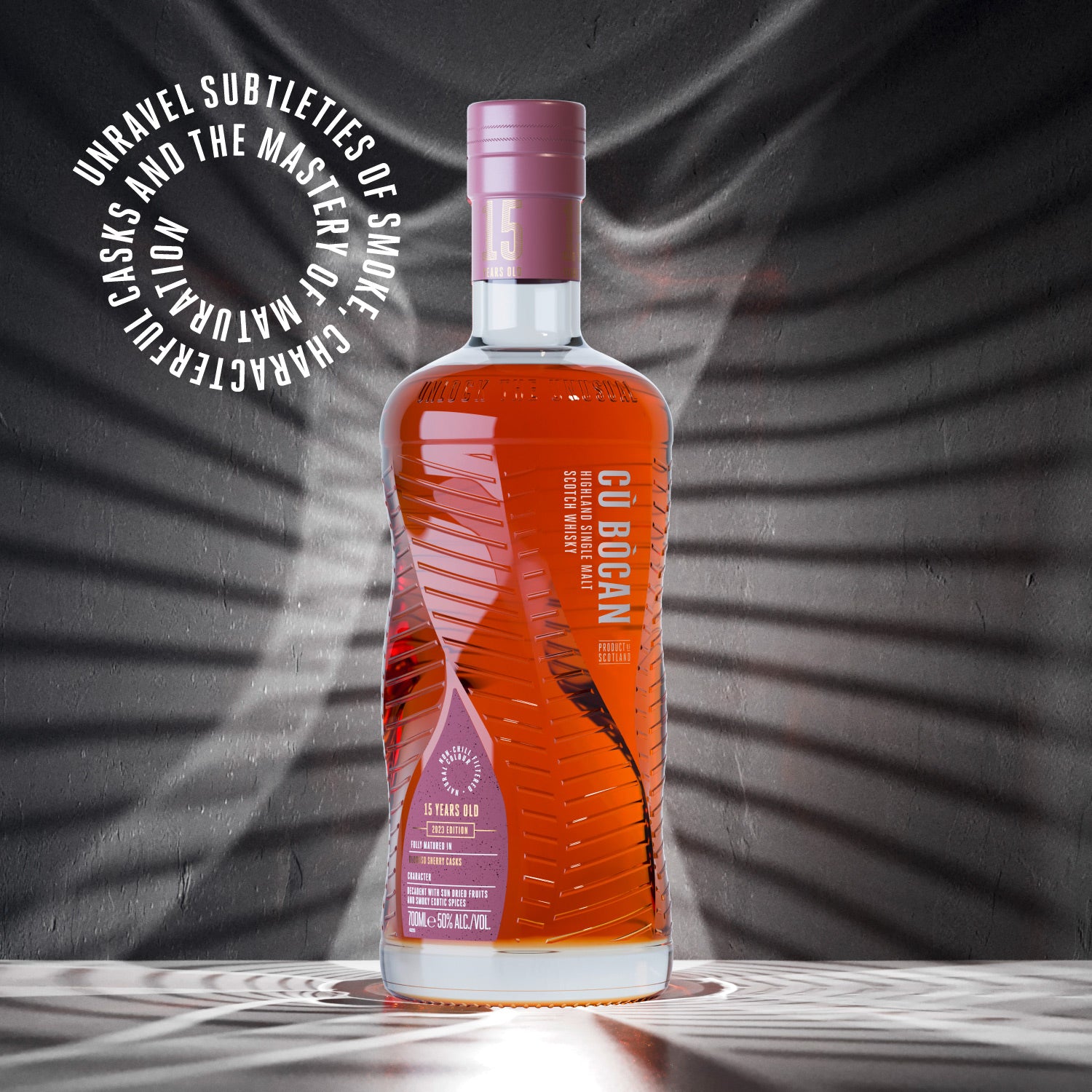 Flasche Cu Bocan 15 Jahre alter Highland Single Malt Whisky vor dunkler Wand.