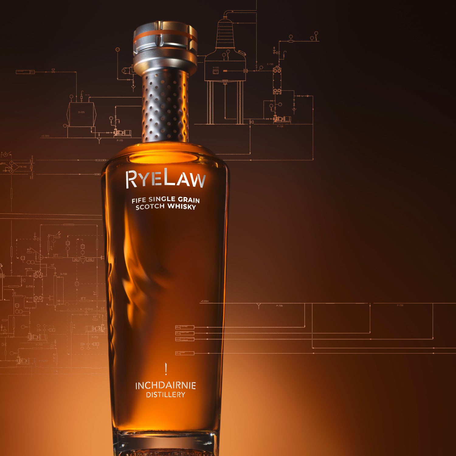 Flasche Ryelaw Scotch Whisky vor technischem Diagramm auf orange-braunem Hintergrund.