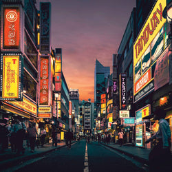Belebte Straße bei Sonnenuntergang mit bunten Neonlichtern und Reklametafeln in einer asiatischen Stadt.