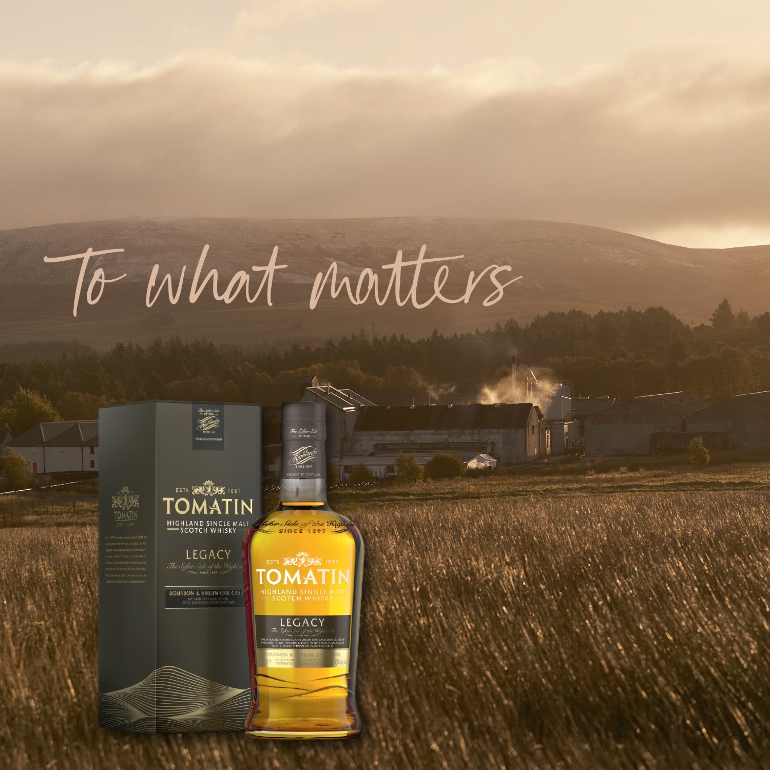 Eine Whiskyflasche vor einer Landschaft mit Bergen und einem Gebäude im Hintergrund, Text: "To what matters".