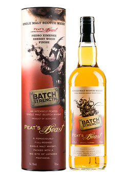 Eine Flasche Peat's Beast Single Malt Whisky neben der passenden Verpackung.
