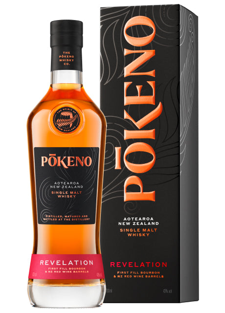 Pōkeno Single Malt Whisky-Flasche und Verpackung auf weißem Hintergrund.