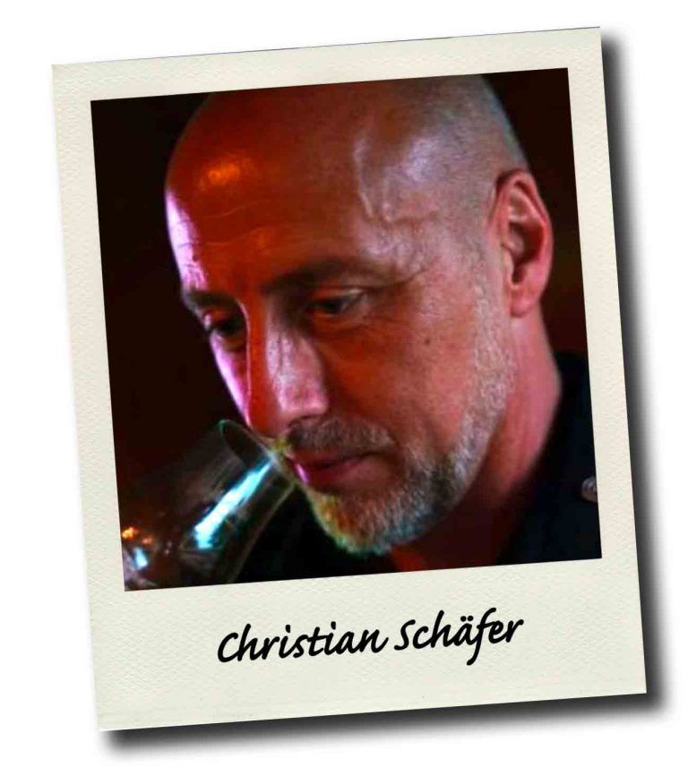 Ein Mann, der an einem Glas riecht, mit dem Namen "Christian Schäfer" auf dem Foto.