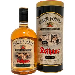 Flasche und Dose Black Forest Rothaus Single Malt Whisky mit Etikett und Illustration einer Fabrik.