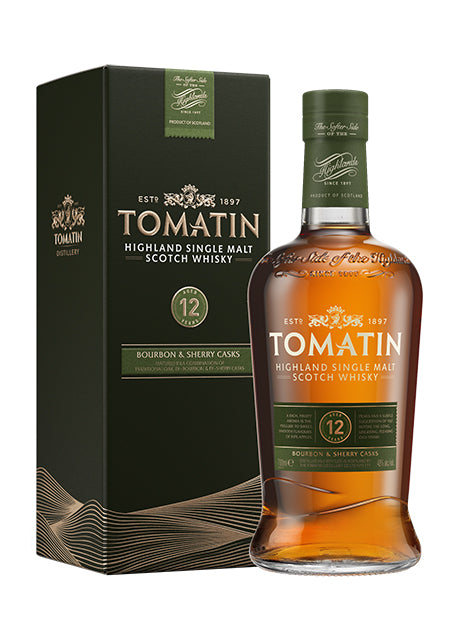 Flasche Tomatin 12 Jahre Highland Single Malt Scotch Whisky neben der Verpackung.