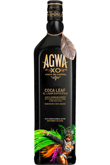Schwarze Flasche Agwa XO Coca Leaf Likör mit buntem Etikett.