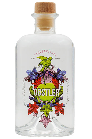 Klarer Glasflasche mit Holzverschluss und bunter Etikettierung, darauf steht "Obstler" und es sind Blätter und eine Eule abgebildet.