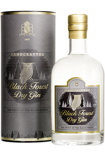 Eine Flasche Black Forest Dry Gin neben einer passenden Geschenkverpackung.