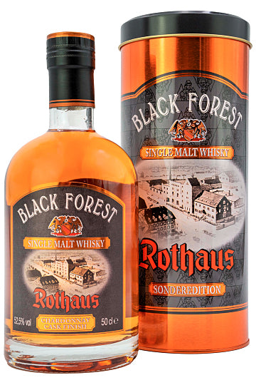 Eine Flasche Black Forest Rothaus Single Malt Whisky neben einer dekorativen Metallverpackung.