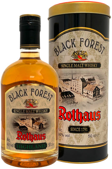 Black Forest Single Malt Whisky von Rothaus, Flasche und Dose, mit traditionellen Gebäuden auf dem Etikett.